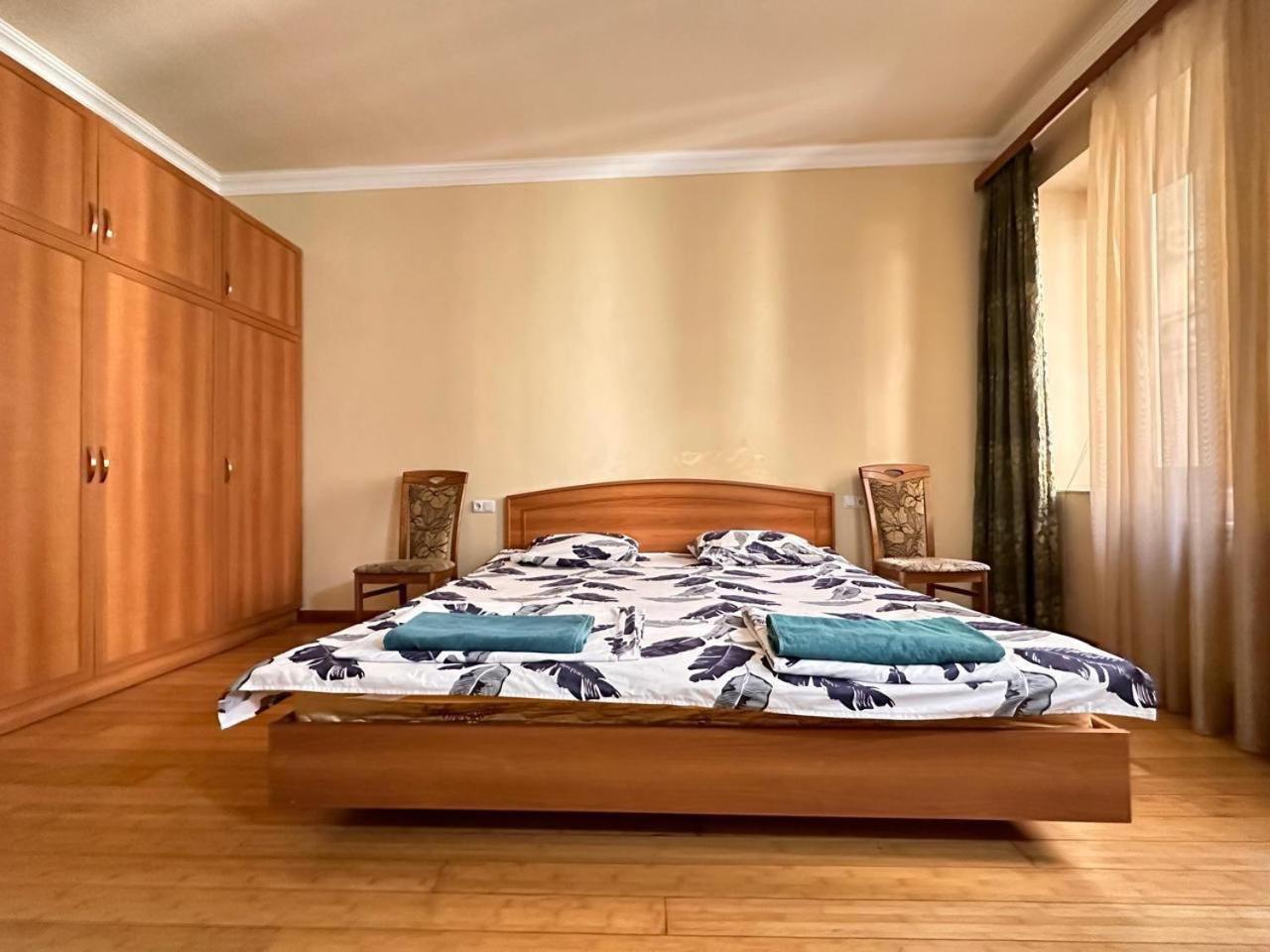 Hotel & Apartments California 예레반 외부 사진