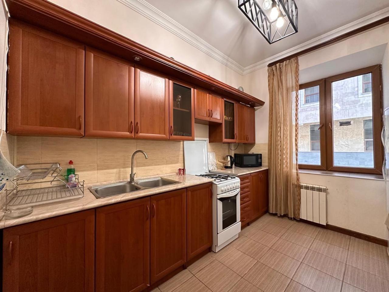 Hotel & Apartments California 예레반 외부 사진