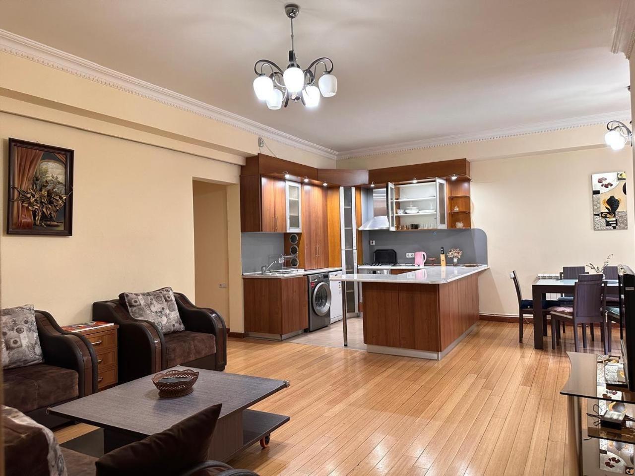 Hotel & Apartments California 예레반 외부 사진