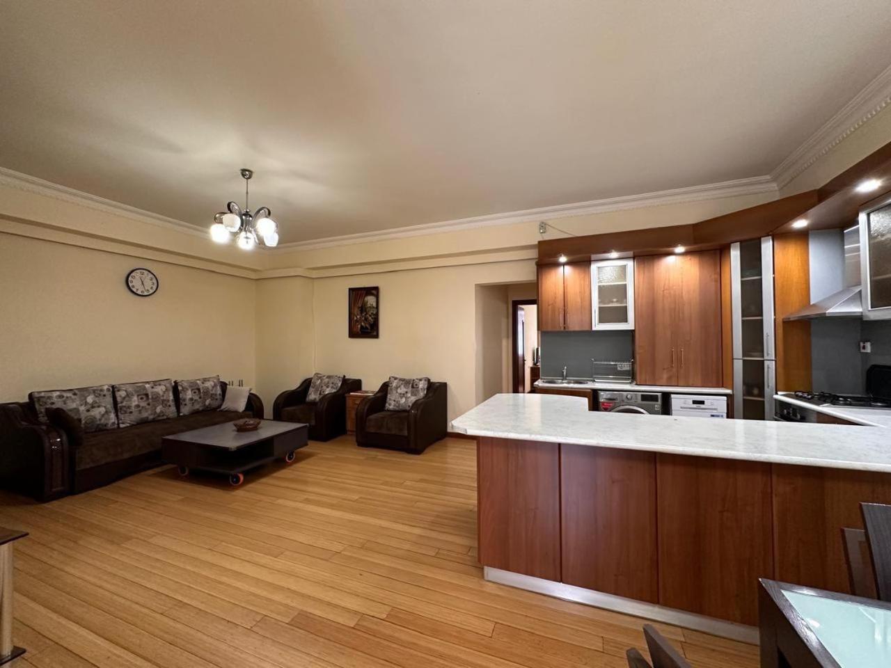 Hotel & Apartments California 예레반 외부 사진