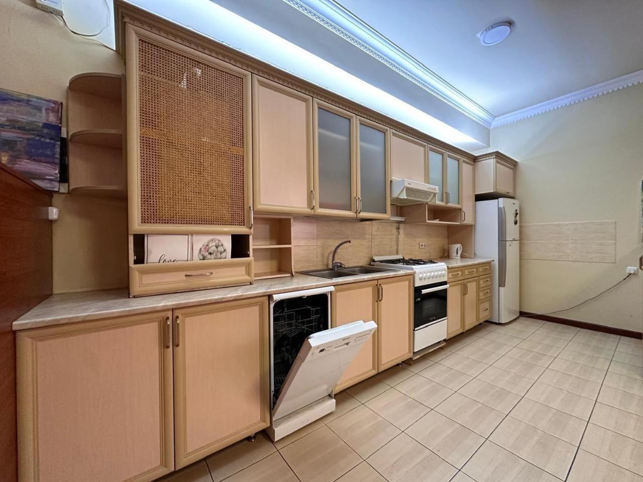 Hotel & Apartments California 예레반 외부 사진