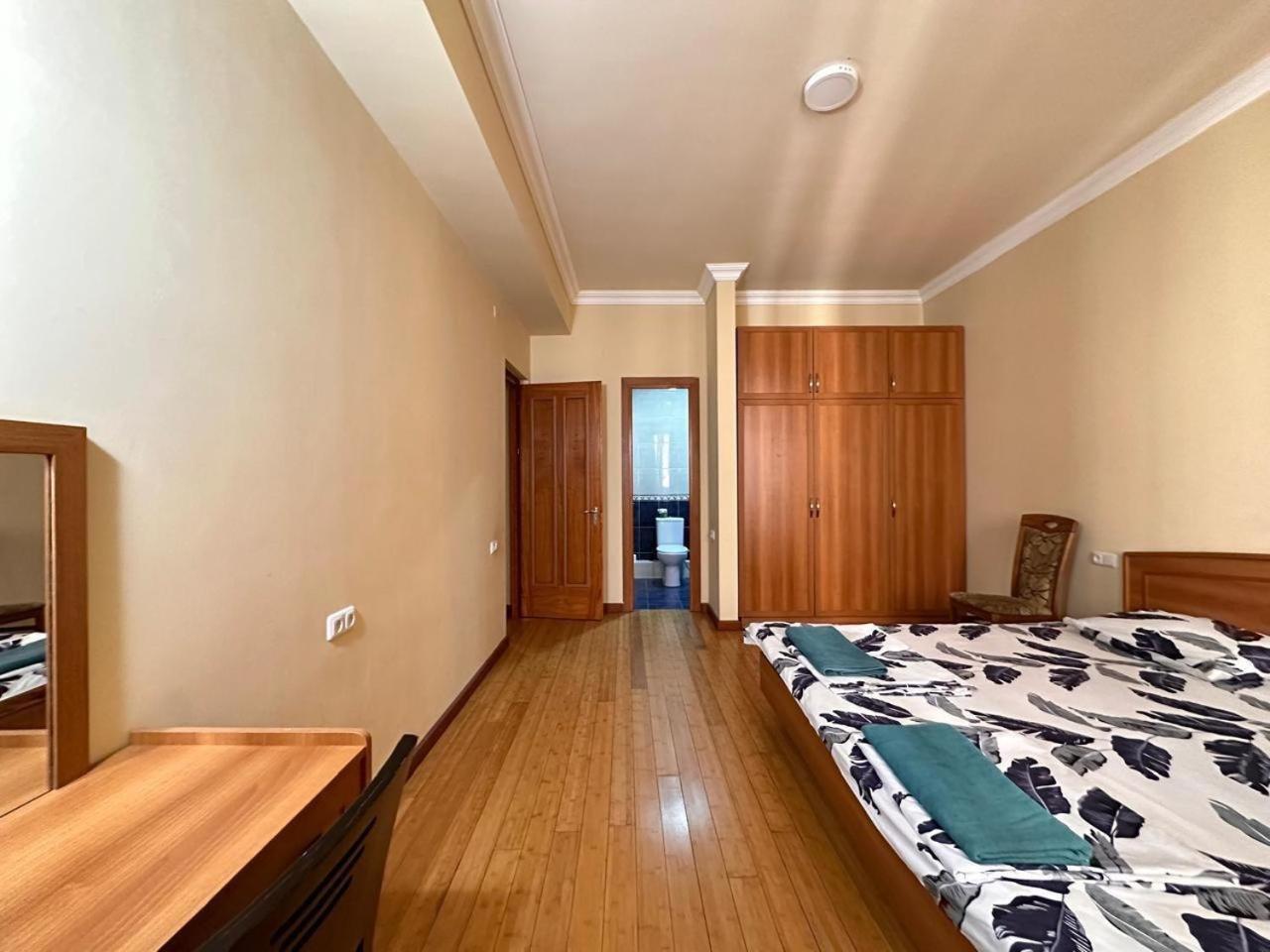 Hotel & Apartments California 예레반 외부 사진