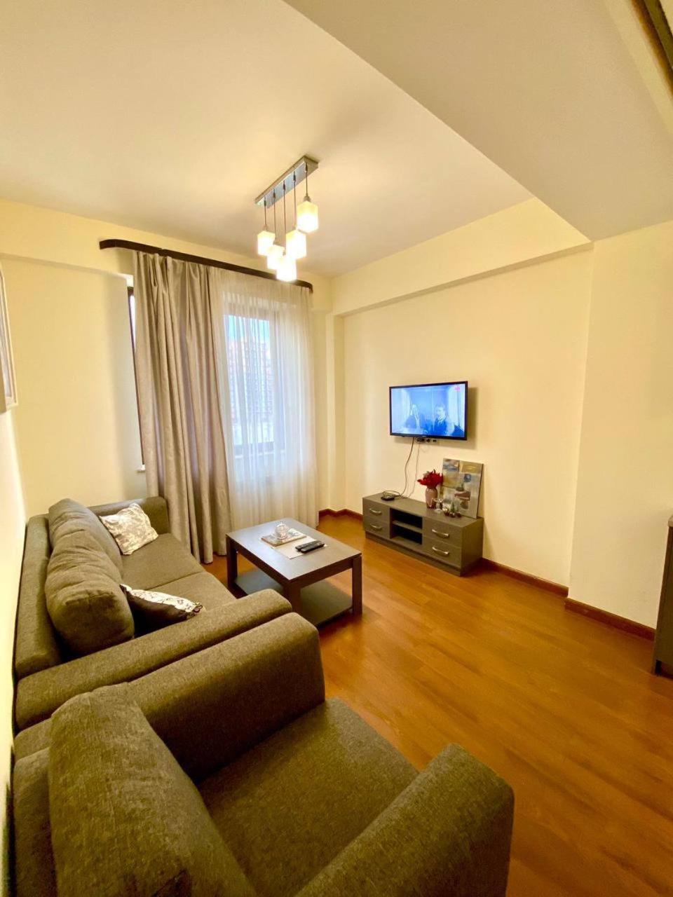 Hotel & Apartments California 예레반 외부 사진