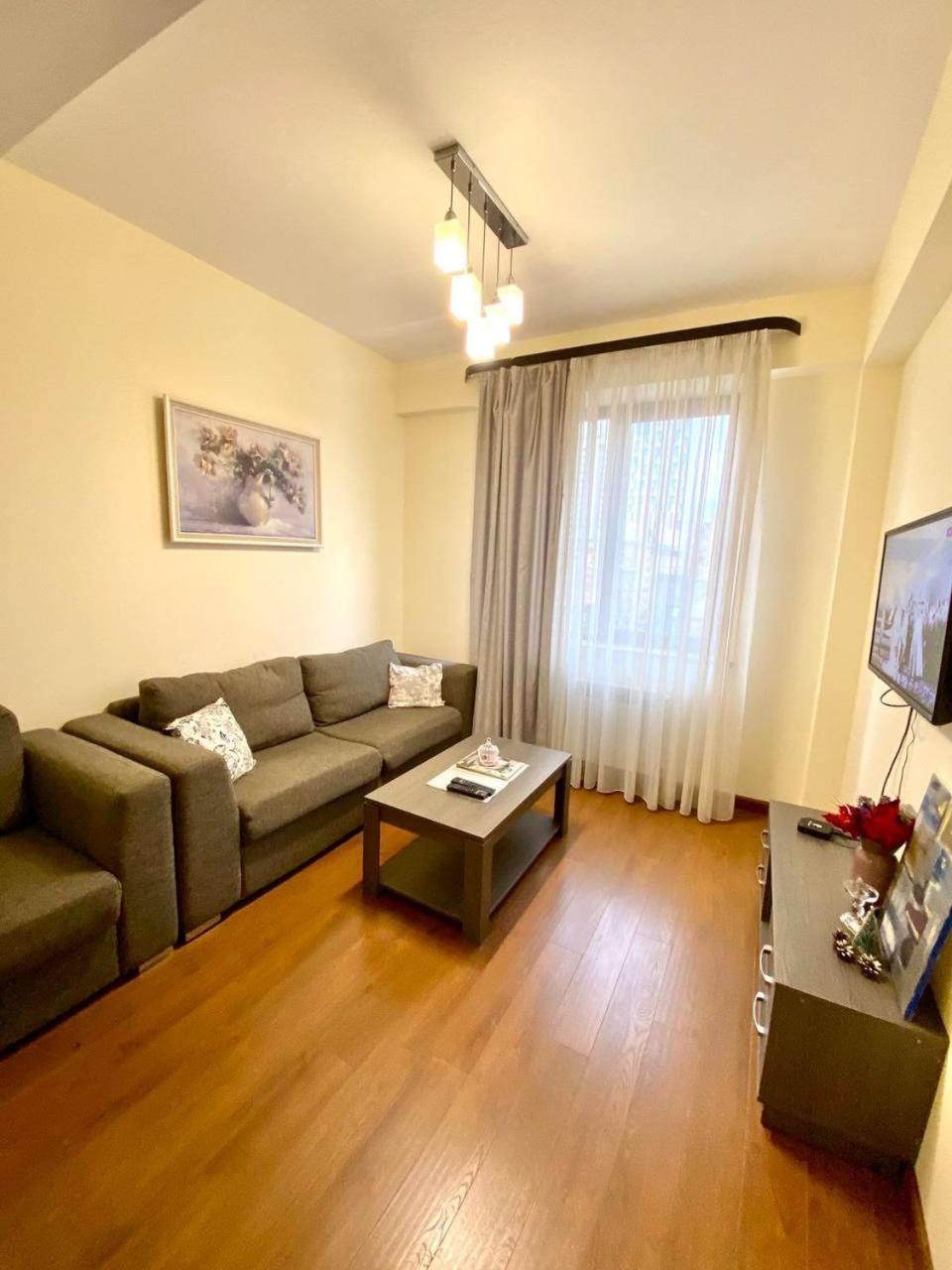 Hotel & Apartments California 예레반 외부 사진