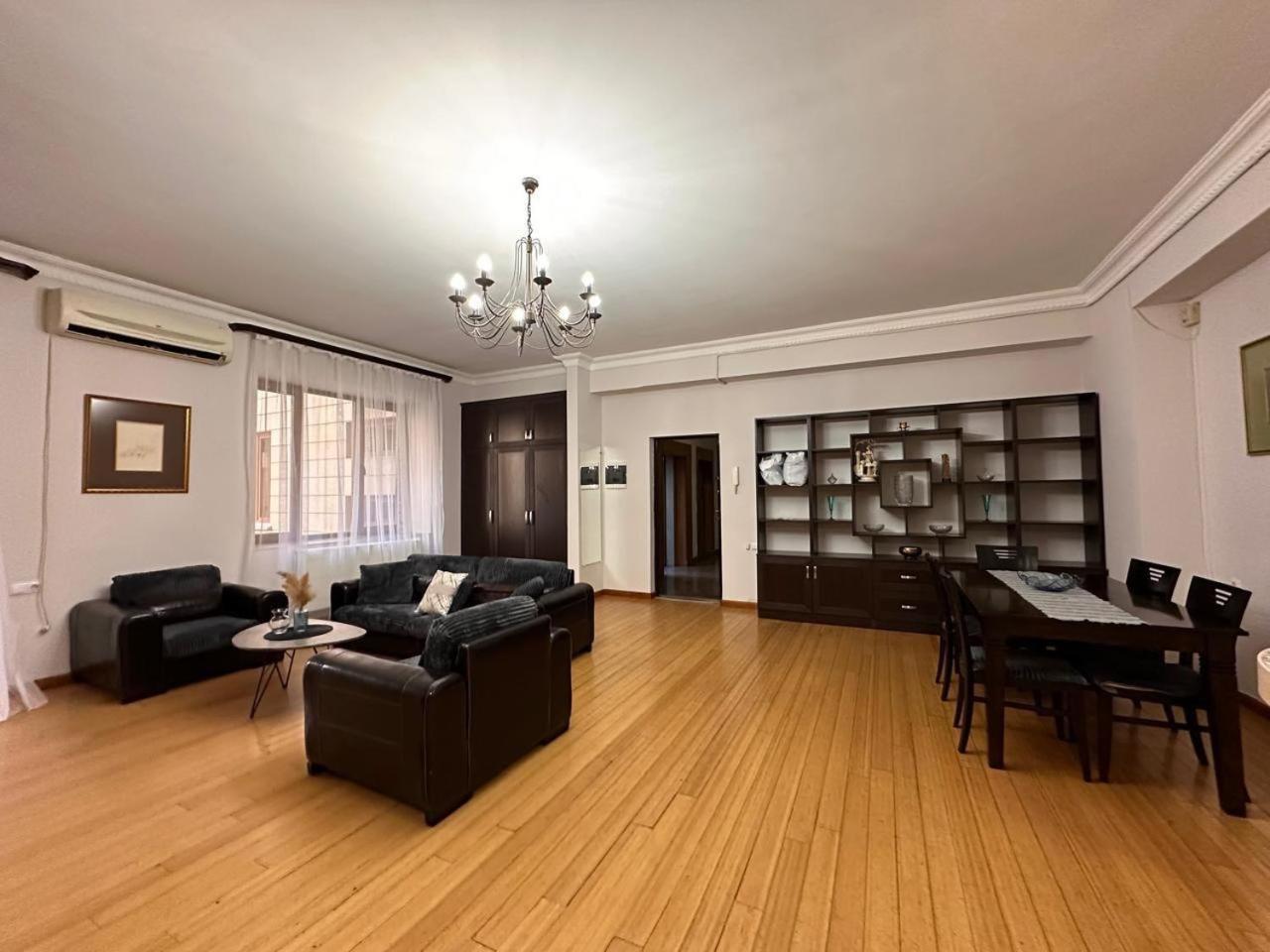 Hotel & Apartments California 예레반 외부 사진