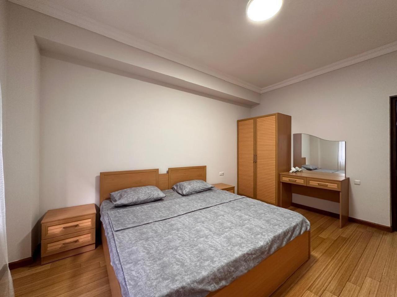 Hotel & Apartments California 예레반 외부 사진
