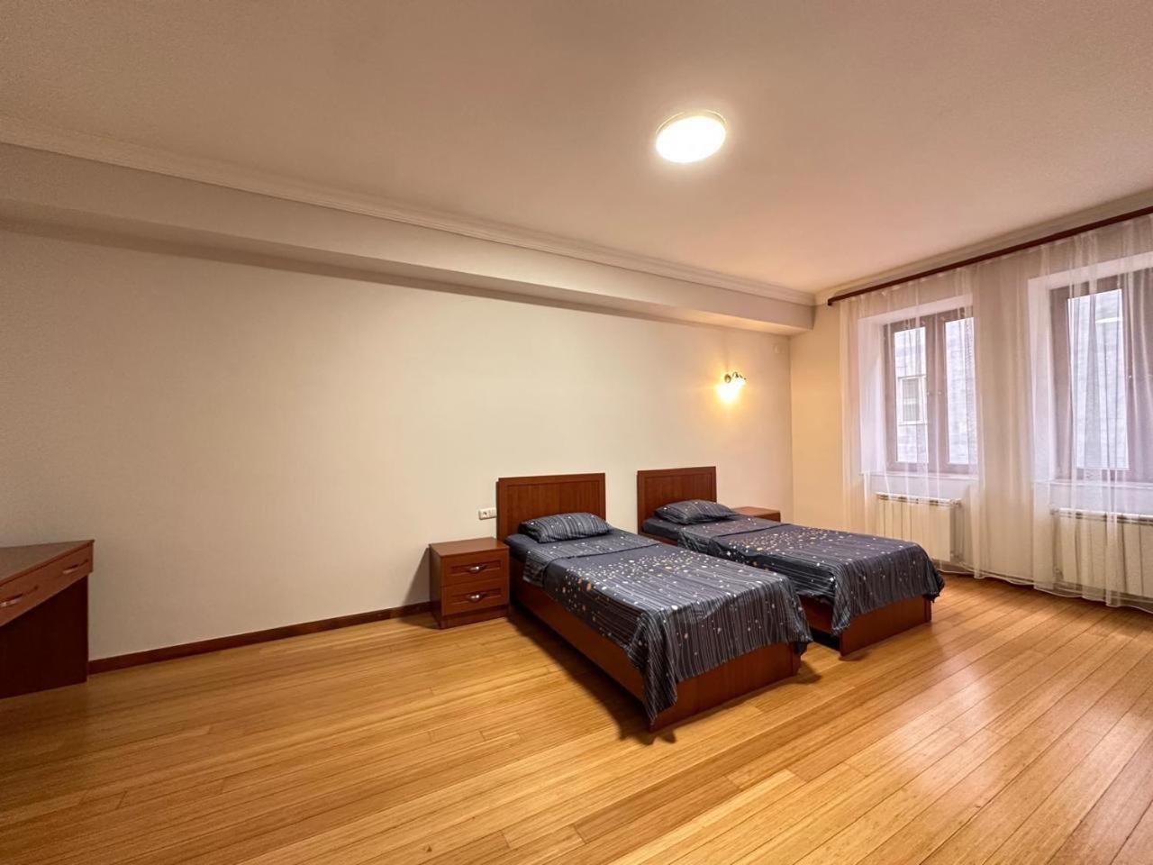 Hotel & Apartments California 예레반 외부 사진