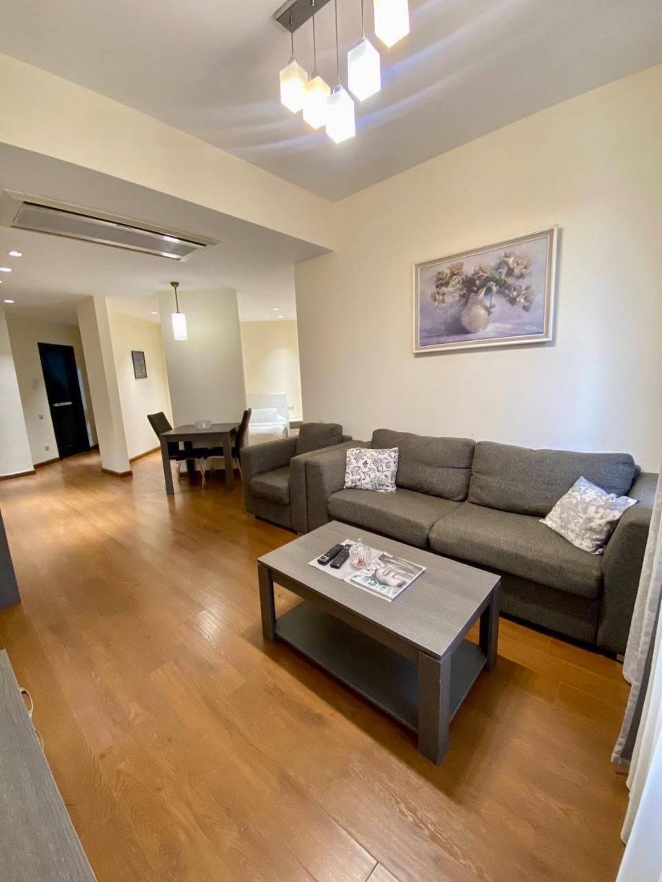 Hotel & Apartments California 예레반 외부 사진
