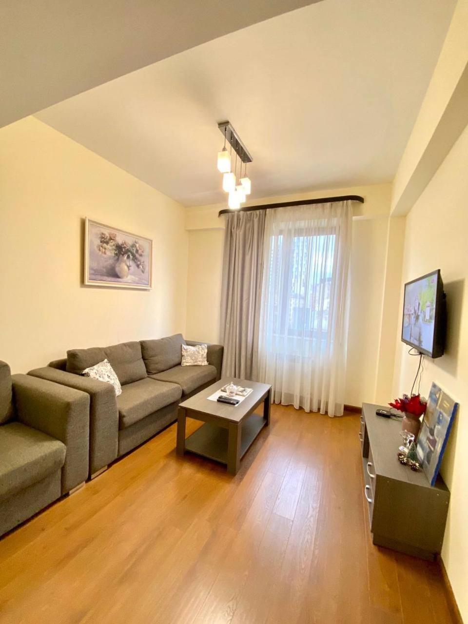 Hotel & Apartments California 예레반 외부 사진