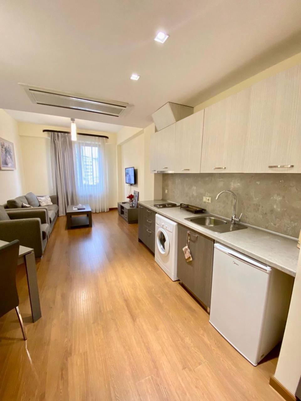 Hotel & Apartments California 예레반 외부 사진