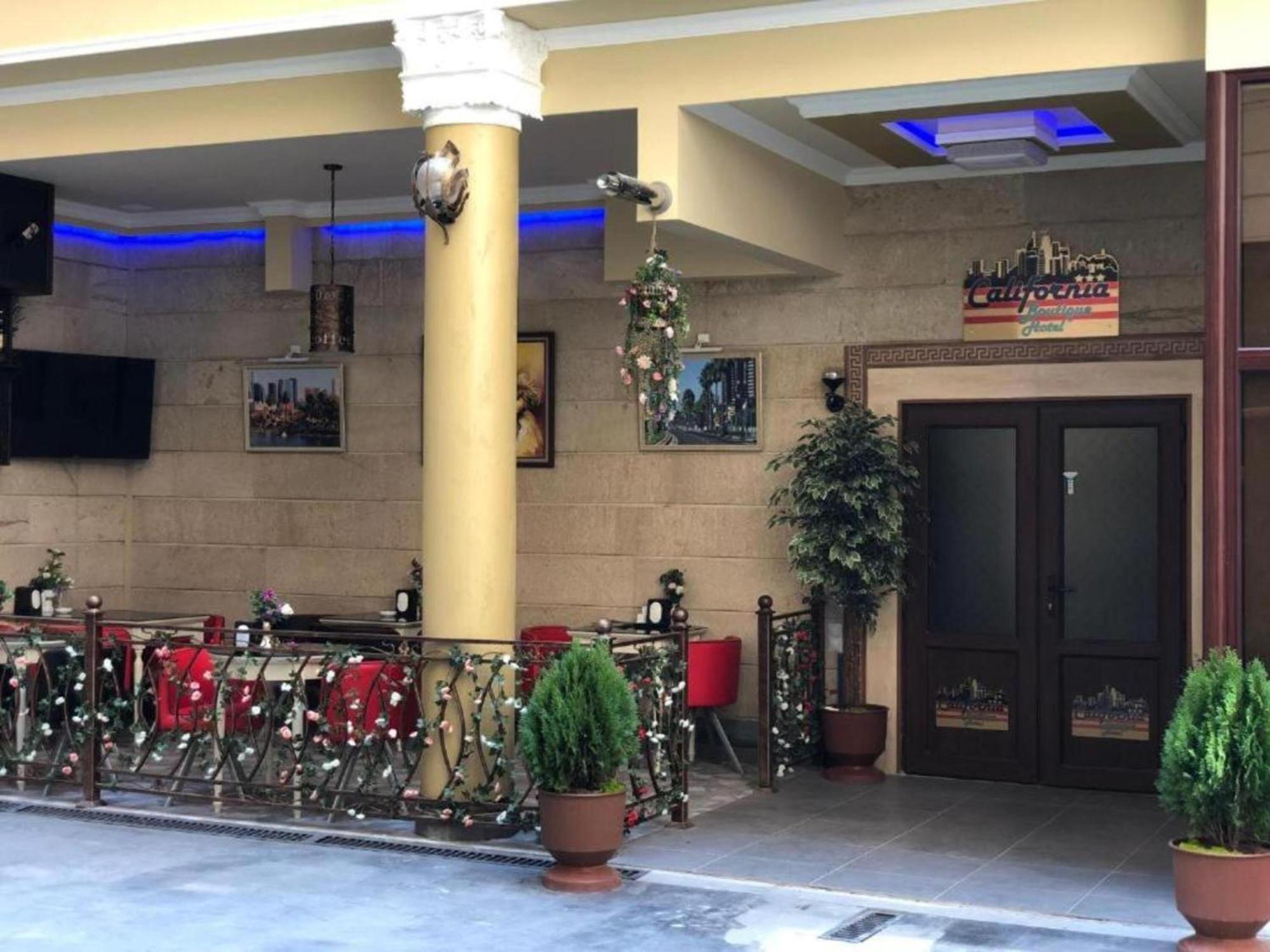 Hotel & Apartments California 예레반 외부 사진