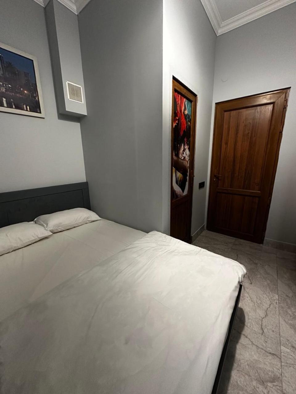 Hotel & Apartments California 예레반 외부 사진
