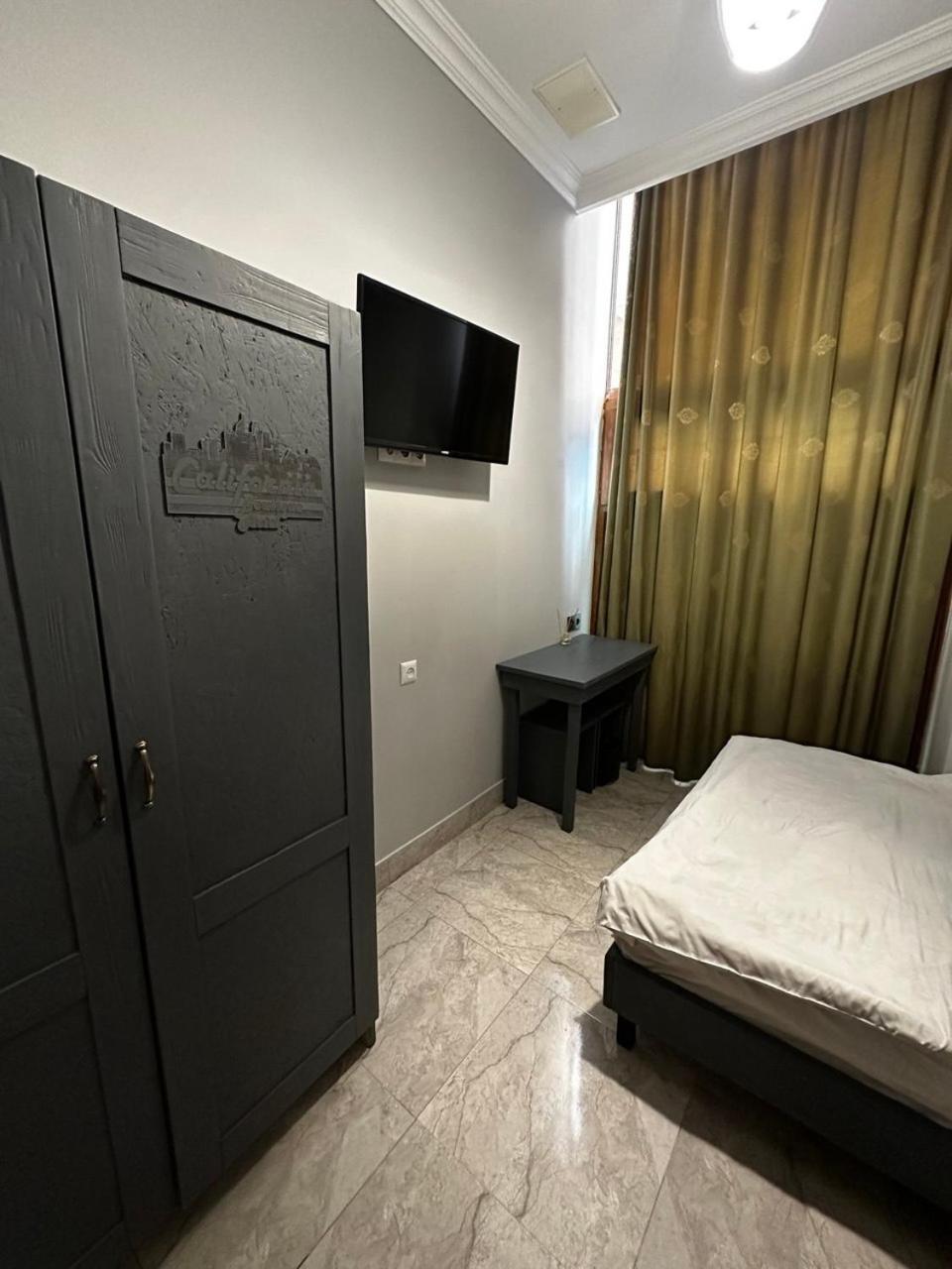 Hotel & Apartments California 예레반 외부 사진