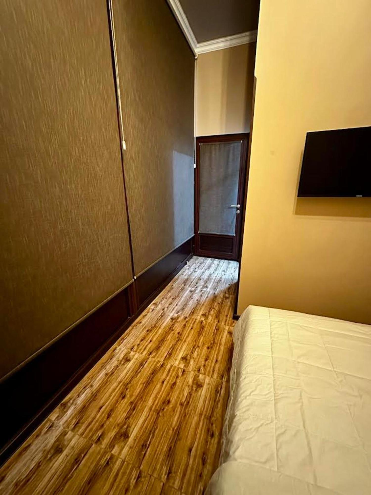 Hotel & Apartments California 예레반 외부 사진