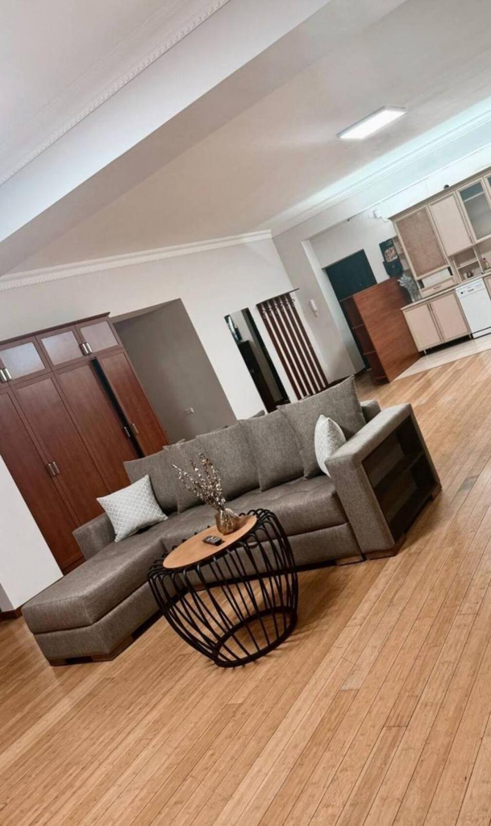 Hotel & Apartments California 예레반 외부 사진